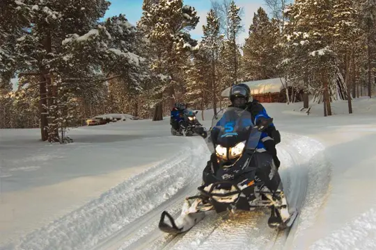 Sneeuwscootersafari 2 uur Snowhotel Kirkenes