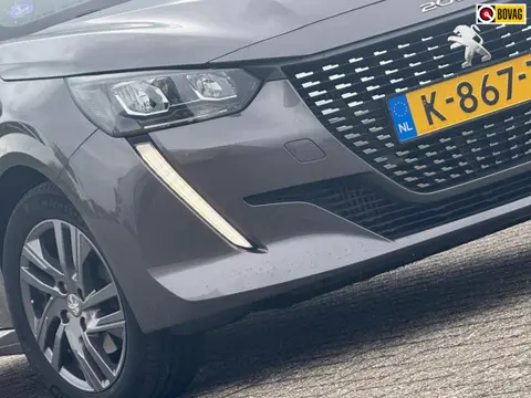 Peugeot 208 1.2 PureTech 100pk Active Pack Automaat - Gris Platinium - Nav/Carplay/Cruise