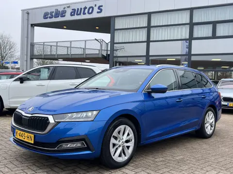 Škoda Octavia Combi 1.5 TSI 150 pk First Edition Trekhaak Navi Led Matrix Stoelverwarming Adaptieve 