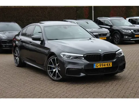 BMW 5 Serie 540i High Exe. M Sport / Trekhaak / Schuifdak / Camera / Leder / Keyless / 20'' / Stoelv