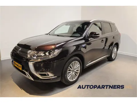 Mitsubishi Outlander 2.4 PHEV Instyle - Stoel/Stuurverwarming - Trekhaak - Schuif/kanteldak - Apple 