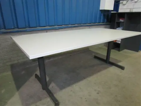 1x Vergadertafel B200xD100cm.