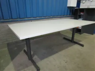 1x Vergadertafel B200xD100cm.