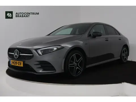 Mercedes-Benz A-klasse 250 e Business Solution AMG Limited (SFEERVERLICHTING, TREKHAAK, STOELVERWARM