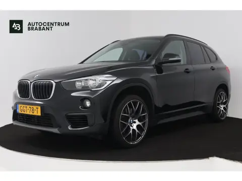 BMW X1 XDrive20i High Executive (Goed OndH, 2 sets velgen, Camera, Trekhaak, Navi, ParkeerS, StoelV,