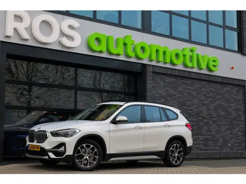 BMW X1 sDrive20i Executive Edition | NAP! | DEALER.OND | PANO | HUD | TREKHAAK | STOELVERWARMING |