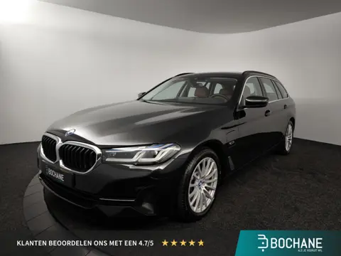 BMW 5-serie Touring 530e xDrive Business Edition Plus | Navigatie | Panoramadak | Leder | Stoelverwa
