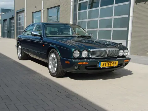 DAIMLER SUPER V8 Supercharged V8 4.0 Liter Sedan RDW/Automaat/363 PK