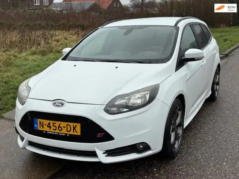 Ford Focus Wagon 2.0 EcoBoost ST-2 (250 PK!) ECC Audio/CD Navi El. pakket Leder LMV 18" Sportstoelen