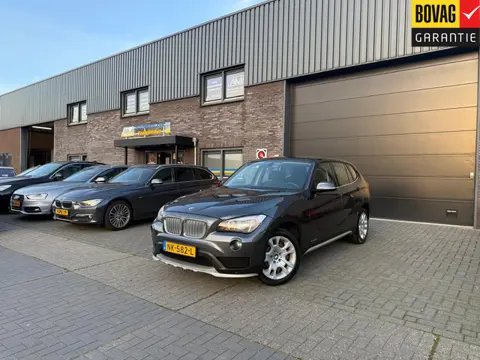 BMW X1 sDrive18d Executive | 1E EIGENAAR | 12MND GARANTIE | AUTOMAAT | NAVI | CRUISE | TREKHAAK |