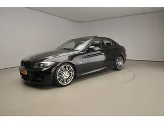 BMW 3-serie 330i | Individual Edition | M-Sportpakket | Performance remsysteem | Schuifdak | 19" Ind