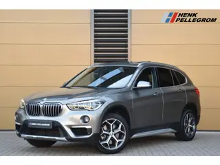 BMW X1 sDrive20i Orange Edition II * Sportstoelen * Panoramadak * Head-up * Trekhaak *
