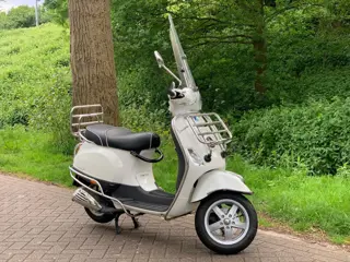 Vespa Snorscooter LX 4T 2326KM ! NIEUWSTAAT ! LUXE UITV. !