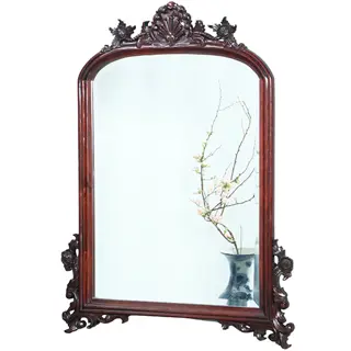 Getoogde mahonie schouwspiegel met gestoken onderhoeken en kroon