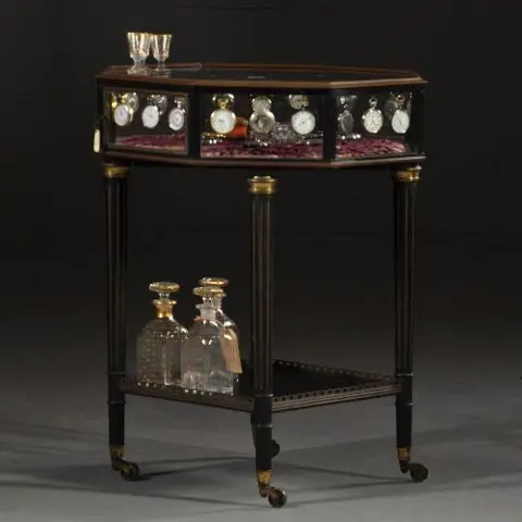 Unieke horloge- of vitrinetafel deurtjes en lijstwerk in brons op een gedraaid onderstel