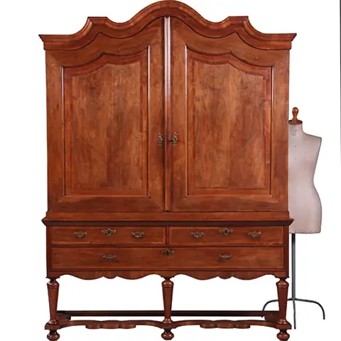 Majestueus kruisvoet kabinet met gewelfde kroon in noten met mahonie visgraat ca 1720