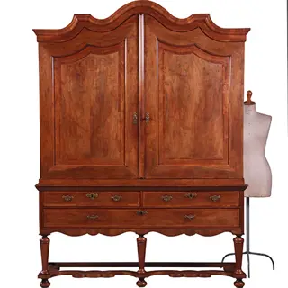 Majestueus kruisvoet kabinet met gewelfde kroon in noten met mahonie visgraat ca 1720