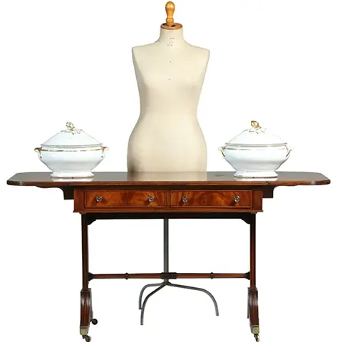 Mahonie met bloemmahonie sidetable of smalle schrijftafel met 2 laden en op- en neerklapbare oren