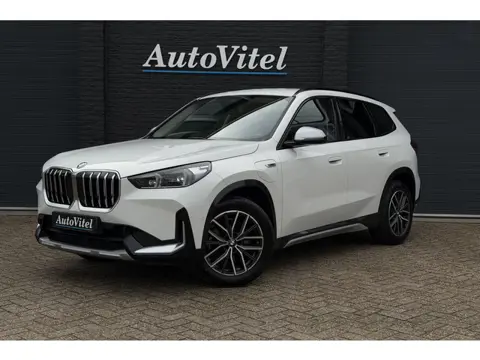 BMW X1 xDrive30e X-Line | 326PK| Widescreen Facelift | Sportleder | Trekhaak | Camera | Comfort Acce