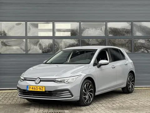 VOLKSWAGEN GOLF 1.0 TSI LIFE I ADAPTIVE CRUISE CONTROL I SFEERVERLICHTING I 17" LICHT METALEN VELGEN