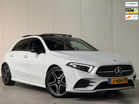 Mercedes-Benz A-klasse 180 AMG l VOL! l PANO l MATRIX l EL-STOEL l SFEER l SOUND l TREKHAAK l CARPLA