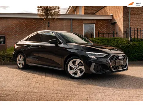 Audi A3 Limousine 30 TFSI S Edition 110 PK Aut. 2x S-Line Pano LED Matrix Trekhaak 17''