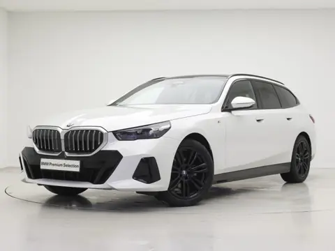 BMW 5 Serie Touring 520i M-Sport | Driving Assistant Plus | Harman Kardon | Panorama | Standkachel |