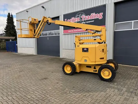 Genie Z-34/22 4x4 articulated boomlift. Year: 2010