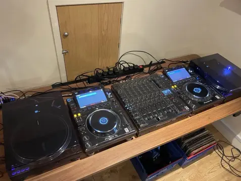 Pioneer CDJ 3000 x 2, Pioneer PLX-CRSS12 x 2, Pioneer V10 Mixer