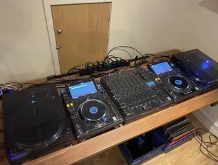 Pioneer CDJ 3000 x 2, Pioneer PLX-CRSS12 x 2, Pioneer V10 Mixer
