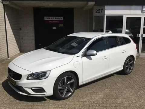Volvo V60 2.4 D6 Twin Engine R-Design / DEALER SERVICED / LEDER / EURO-6 /