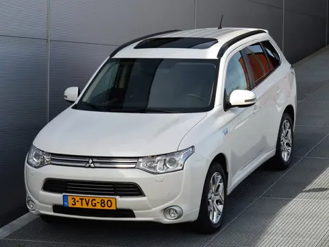 Mitsubishi Outlander PHEV 2.0 INSTYLE 4WD | PLUG IN HYBRID | SCHUIFDAK | LEDER | TREKHAAK 1500KG | 2