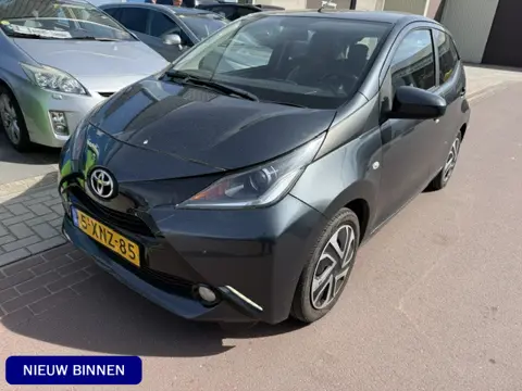 Toyota Aygo 1.0 VVT-i x-play - Ca. 120.000km met koude airco Bluetooth muziek + handsfree telefoon, 