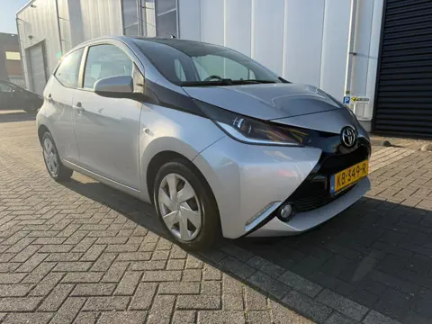 Toyota Aygo 1.0 VVT-i x-play Cruise control CarPlay Navigatie Achteruitrijcamera