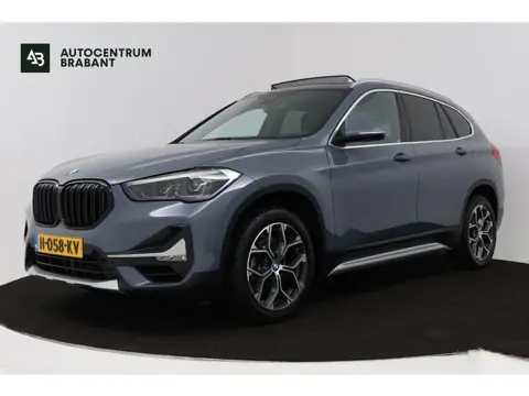 BMW X1 SDrive20i VDL Nedcar Edition (PANORAMADAK, TREKHAAK, SFEERVERLICHTING, CAMERA, STOELVERWARMIN