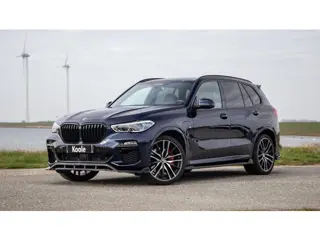 BMW X5 xDrive45e High Executive SKYLOUNGE / LASER / 4WIELSTURING / DIMAND POOK / LEDER / MAXTON / M 