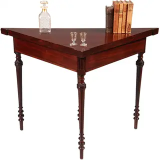 Driehoekige speeltafel voor in een hoek of langs een wand ca 1860 mahonie