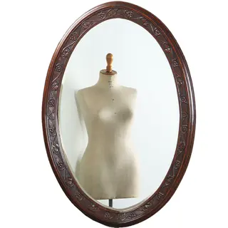 Grote ovale spiegel met breed facet en subtiel gestoken druivenrankjes als teken van overvloed