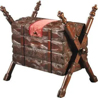 Een collectors item om collectors items in op te bergen: Decoratieve kist i.d.v.v.  gebundelde haardblokken  ca 1865 Hollands