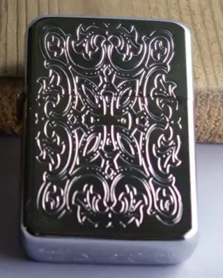 Aansteker " Kruis met sierwerk " Zilverkleurig