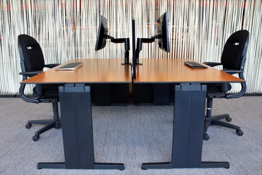 Gebruikte kantoormeubelen, bureaus, bureaustoelen
