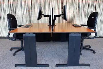 Gebruikte kantoormeubelen, bureaus, bureaustoelen