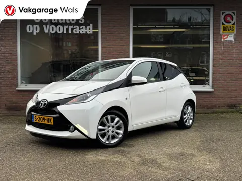 Toyota Aygo 1.0 VVT-i x-play | Airco | Camera | Leer | Stoelverwarming
