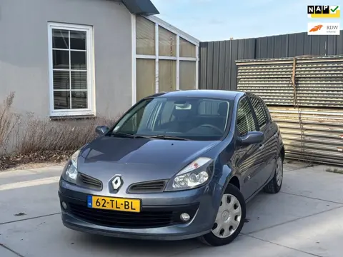 Renault Clio 1.6-16V Privilège | Nieuwe APK | Automaat | Airco | El. Ramen | Trekhaak | Parkeersenso