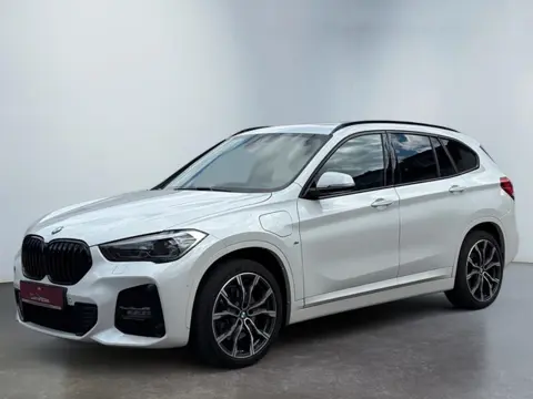 BMW X1 xDrive25e M-SPORT ** BRUIN LEDER, PANORAMA, TREKH, ADAPT. LED & CRUISE, 19-inch LMV ** UNFALL