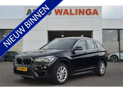 BMW X1 sDrive20i High Executive | Panoramadak | Leer | Stuur en stoelverw. | Trekhaak 1800kg | Head 