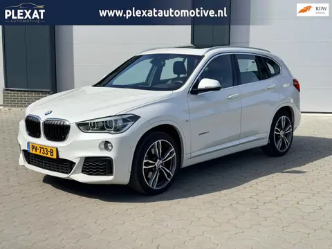 BMW X1 SDrive20i High Executive Aut. | M-pakket | Stoelverwarming | Head-up | Camera | Trekhaak | Vo