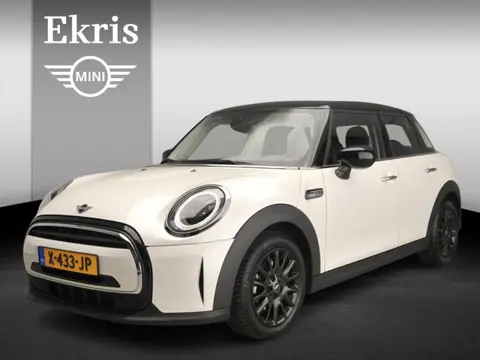 Mini 5-deurs Cooper Automaat / Driving assist / LED / Cruise / Climate / PDC / Navigatie / Alu wiele