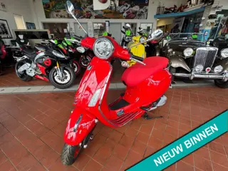 Vespa Primavera 50 RED Edition 45km E5+ NIEUW BETAAL met in3