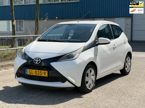 Toyota Aygo 1.0 VVT-i x-play Airco! 5 deurs Nap! Cruise control!